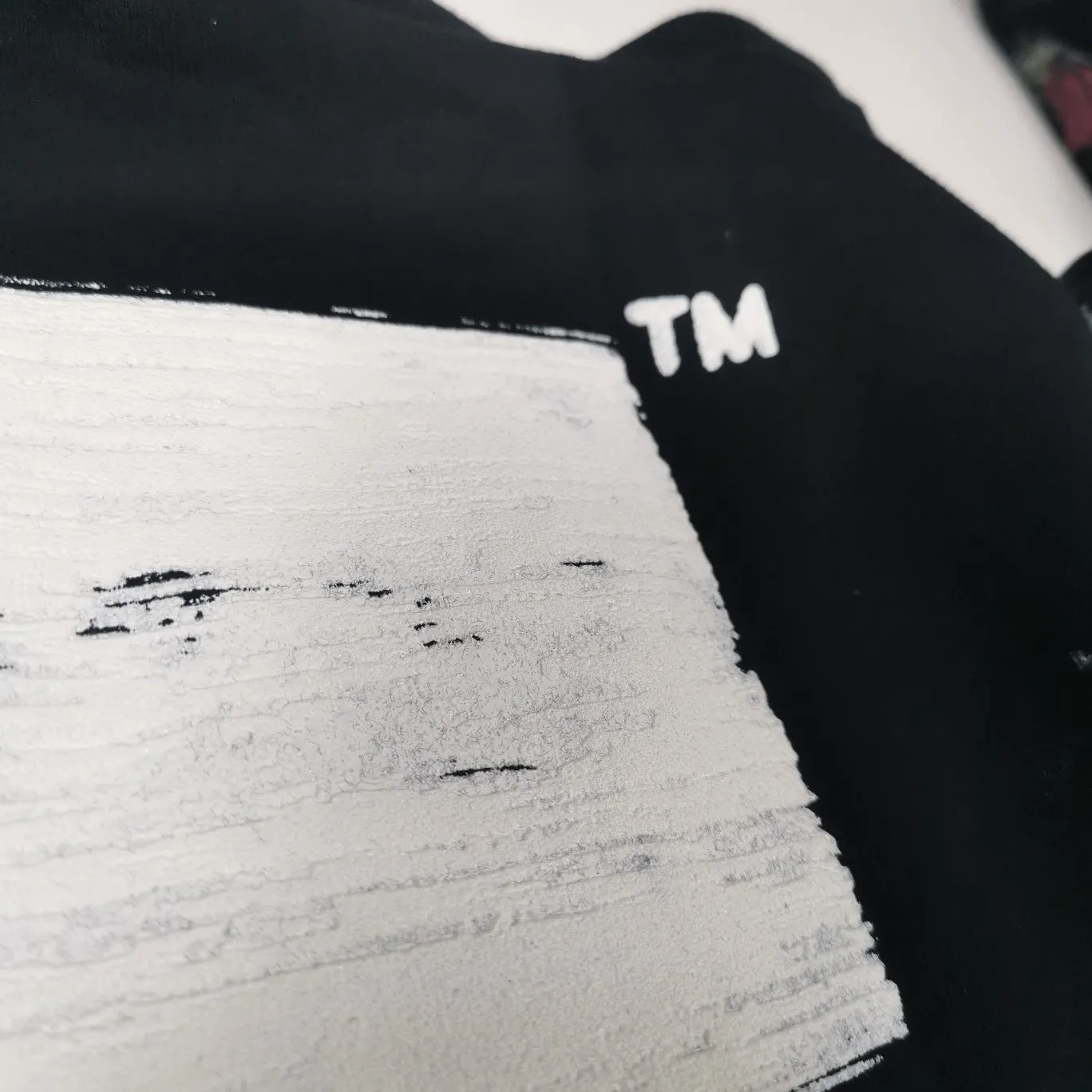 Supplementary details - the top tested version OFFWHITE Starry Sky Fireworks Melbourne limited splash hoodie hooded pullover sweatshirt Fabric: Made of custom-made (more than 490 grams - double-ply large terry fabric at the counter) high-gram weight fabric makes the clothes look more textured, soft to the touch, super thick, classic version, small dropped shoulders, micro silhouette! Pay attention to the important points~ The weight of more than 490 grams is not exaggerated and does not contain water. Those sellers who brag about the weight can only deceive novice customers. But when you get our goods, the weight and sinking are right there. You can taste it yourself, and the texture does not lie! (100% cotton fabric, no pilling) The white arrows on the back + the stripes on the arms are all made of foam and have a feel and protrusions. The fireworks color system is obtained through contrasting printing. There are eight panels in the whole body. Seven color sets and eight panels are printed in eight times. The first layer is gray, the second layer is white, the third layer is yellow, the fourth layer is green, the fifth layer is blue, the sixth layer is purple, the seventh layer is orange. The last layer is arrow paint printing. The seven colors are layered on each other, which will also create new colors. The arrows on the back and the front squares are first glued and then hung in four layers. The paint has an obvious concave and convex feeling. Quality speaks for itself in the details. The blue letters are electrostatic three-dimensional flocking, which is done separately and then printed through high-temperature thermal transfer‼ ️It can be called a fake killer, you can see that every detail on the clothes is ceiling craftsmanship‼ ️ Size chart